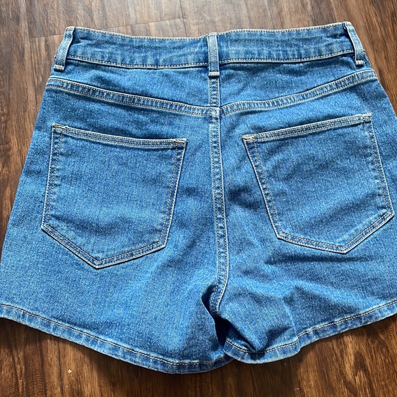 New size 4 shorts HM - Picture 3 of 3